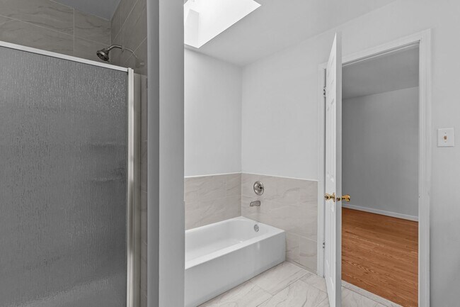 Building Photo - 14 Aster Way