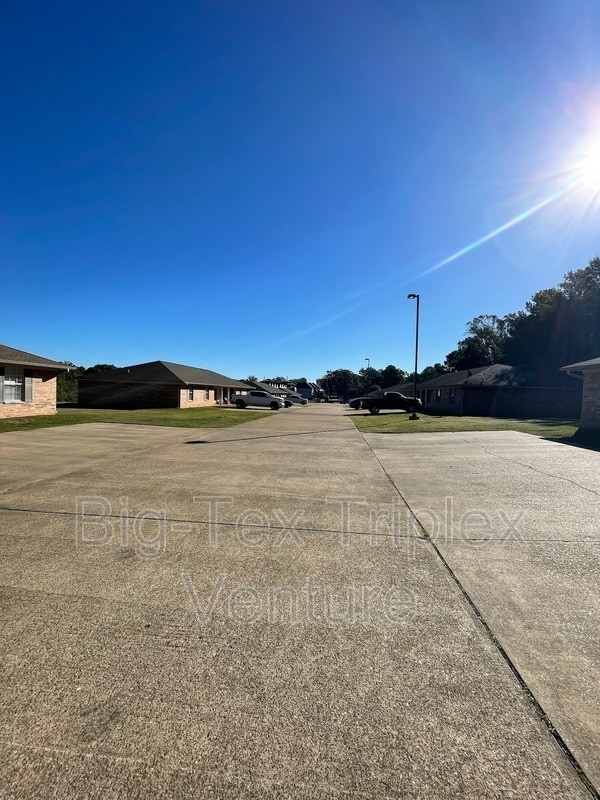 Building Photo - 269 N Pecan St