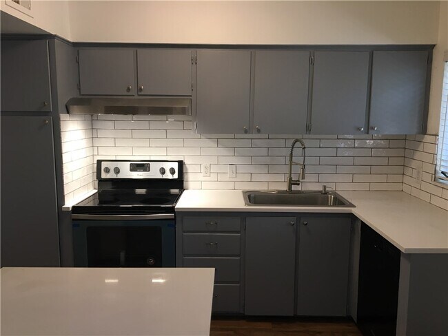 Building Photo - 2401 Winsted Ln