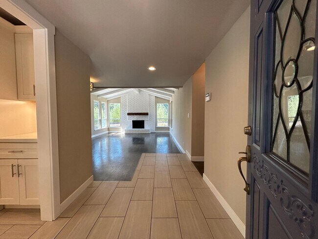 Building Photo - Recently Remodeled Single-Story 3/2 Gem in...