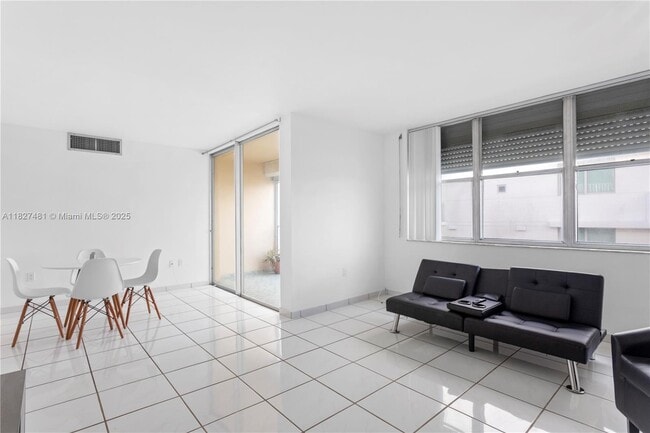 Building Photo - 9440 W Bay Harbor Dr