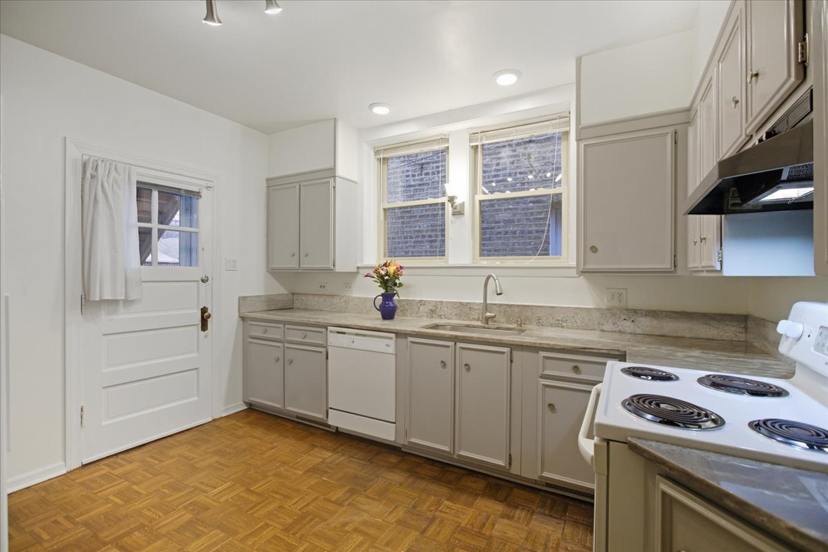 Building Photo - 5412 W Berteau Ave