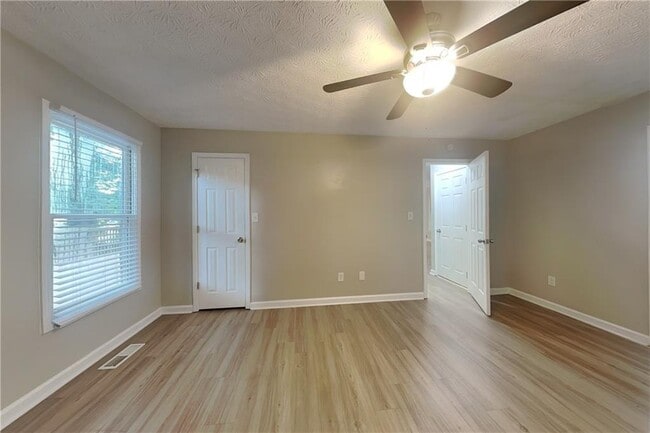 Building Photo - 135 Mill Pointe Dr
