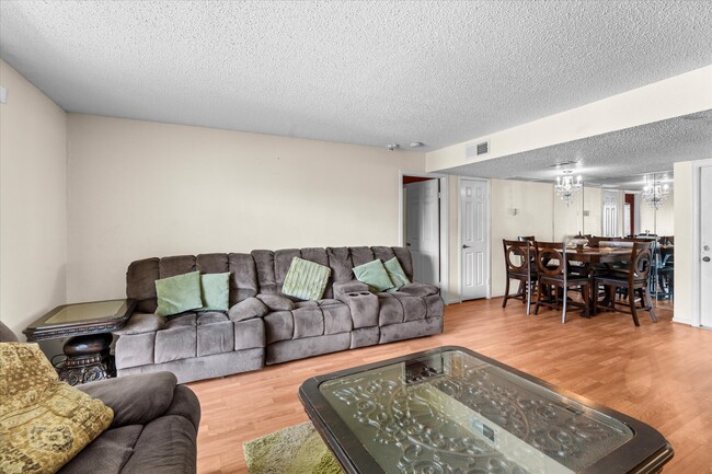Building Photo - 2830 S Bartell Dr