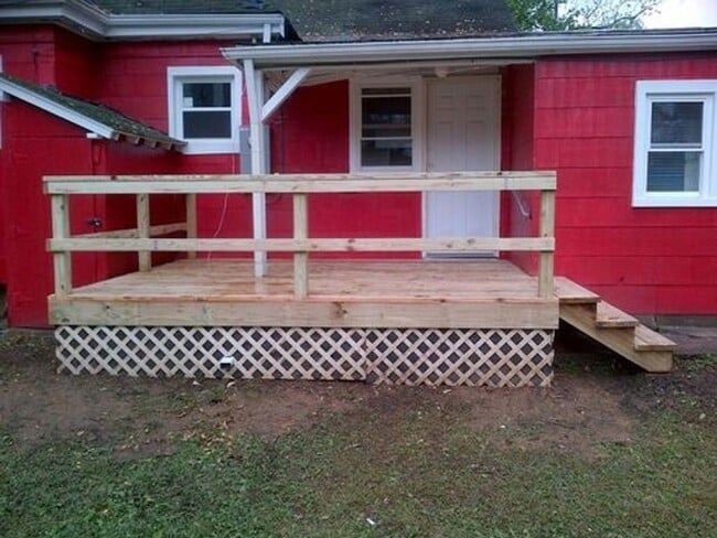 Building Photo - CANDY STRIPE HOME! 4 BD/2 BA