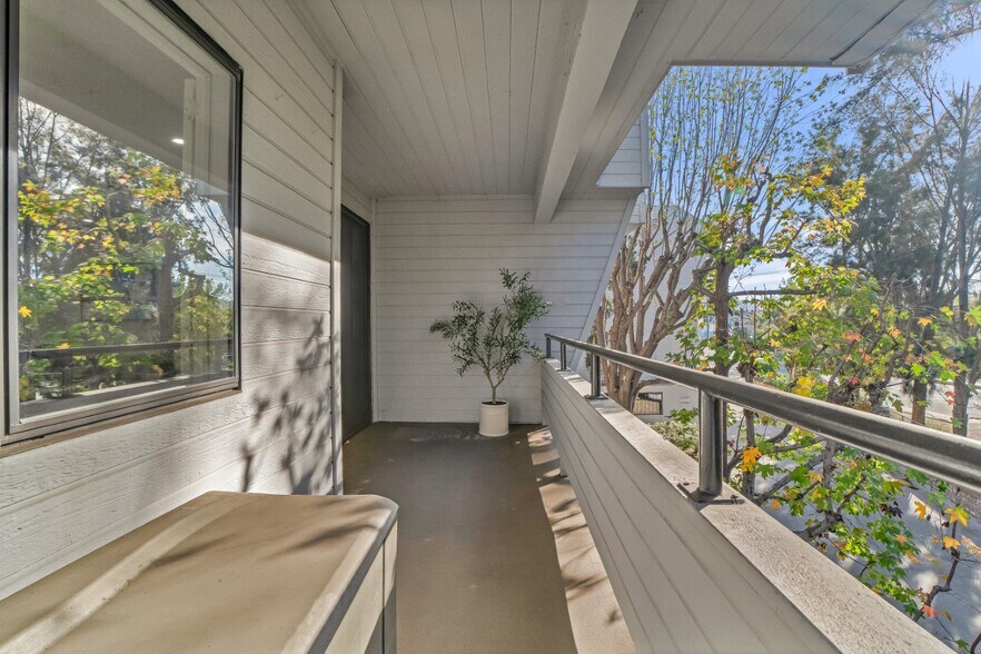 Building Photo - 13331 Moorpark St