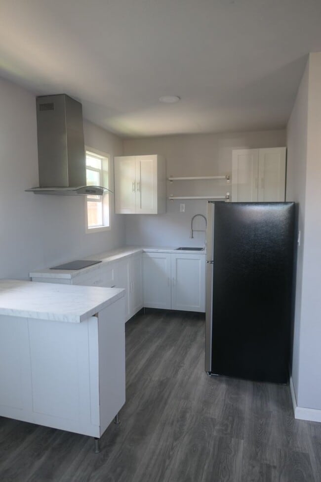 Building Photo - Studio Apartment Available. Watsonville, C...