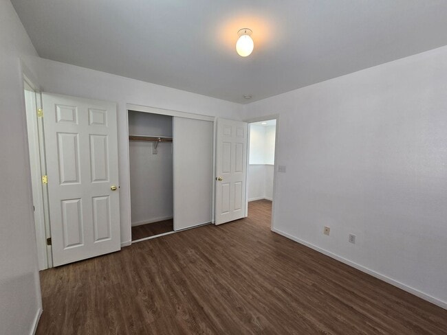 Building Photo - 3 Bedroom Updated Townhouse