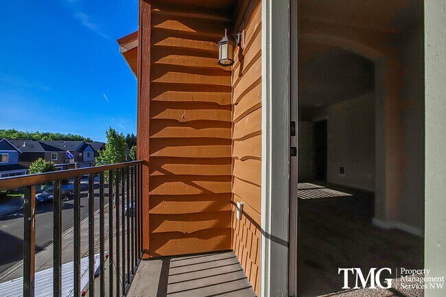 Building Photo - Contemporary 3 Bed 2.5 Bath Style Home in ...