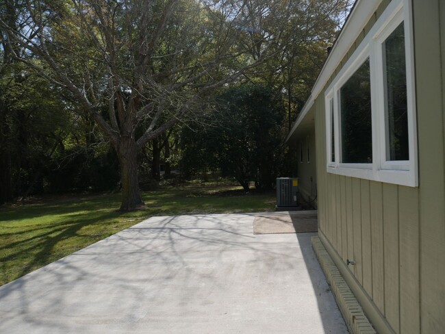 Building Photo - Beautiful ranch style home