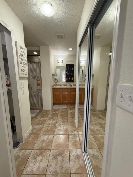 Building Photo - 4706 Doral Pointe Dr