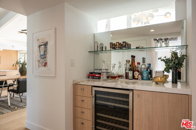 Building Photo - 922 E Anza Dr