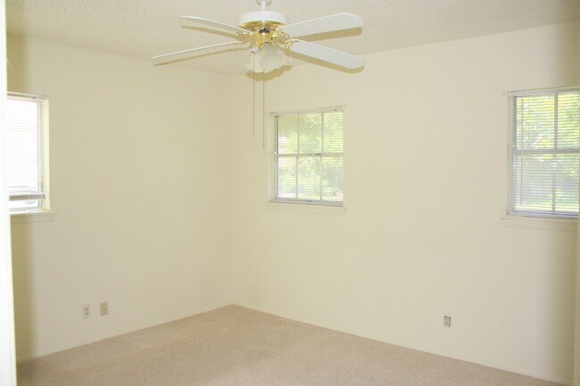 Building Photo - 3 BR / 1 BA House off Shoal Creek/Steck!