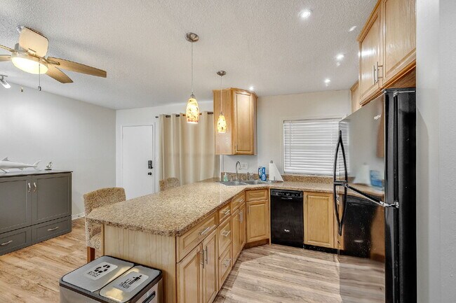 Building Photo - Updated 1 bedroom condo near the river!