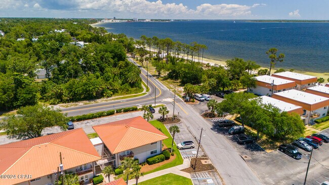 Building Photo - 2100 W Beach Dr