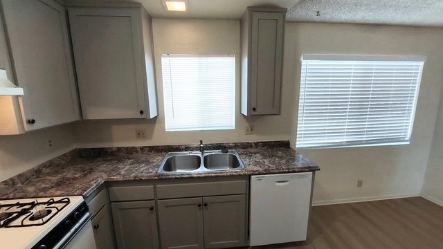 Building Photo - 4040 W 130th St