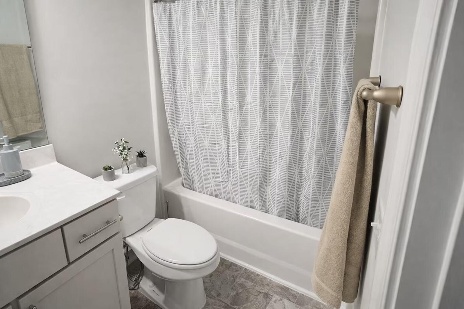 Building Photo - 182 Hillmont Dr