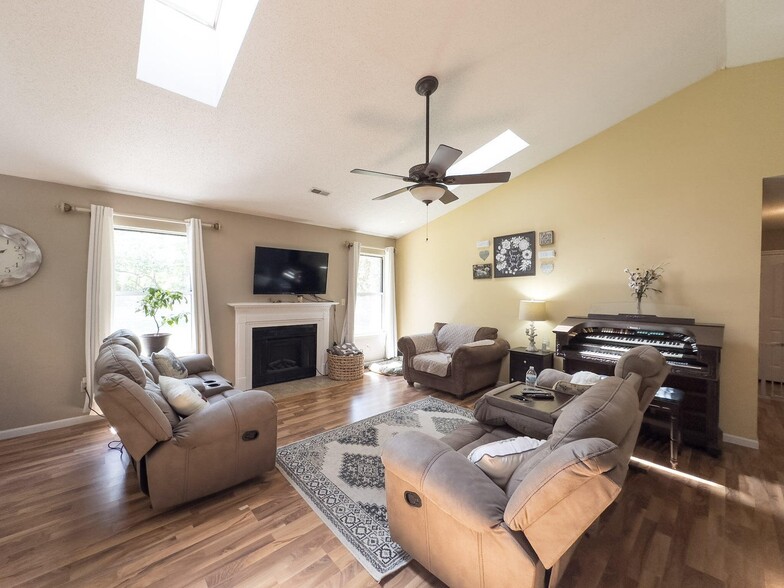 Building Photo - 2810 Jonquil Pl