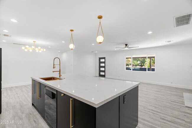 Building Photo - 2502 E Whitton Ave