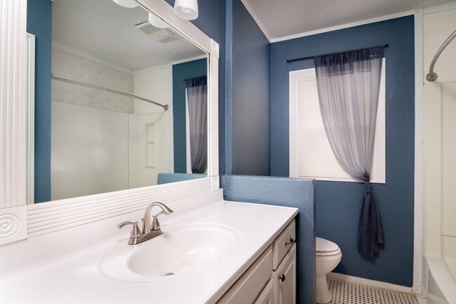 Building Photo - 2 Bed 1 Bath Detached 2 Car Garage in Denn...
