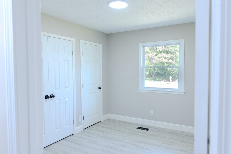 Building Photo - 1142 Riverside Cir