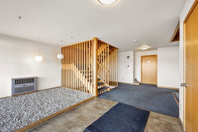 Building Photo - 1156 W Carriage Dr