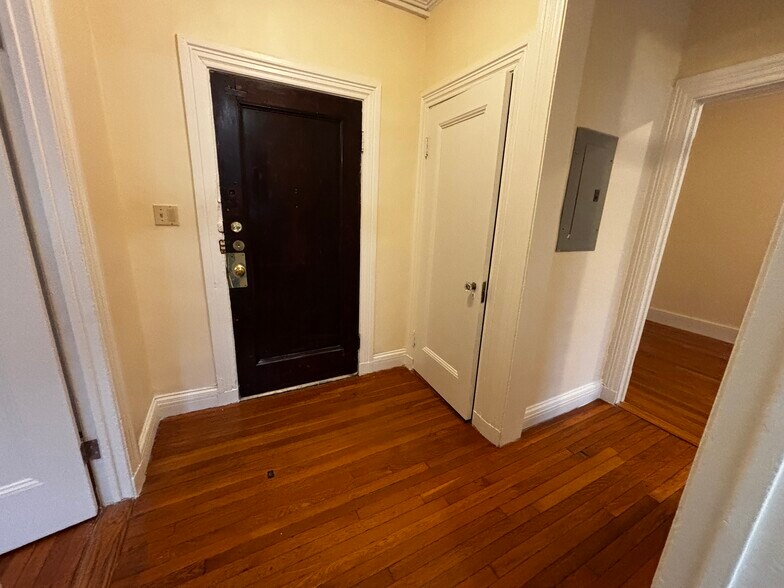 Building Photo - 18 Glenville Ave