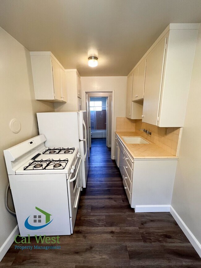 Building Photo - $1995 - Cozy 1/1 located near the Rose Garden