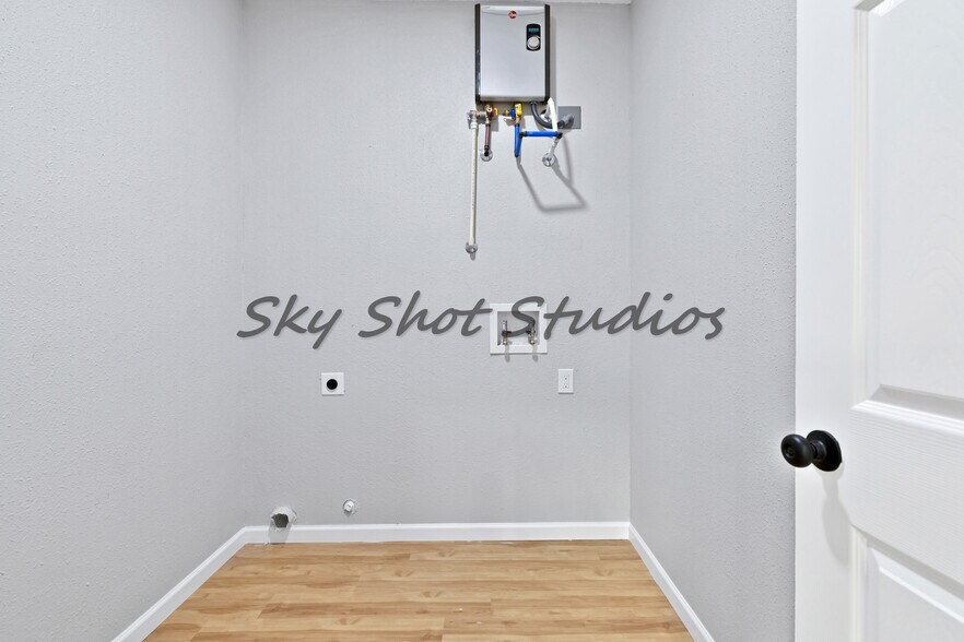 Building Photo - 323 W Cherry St