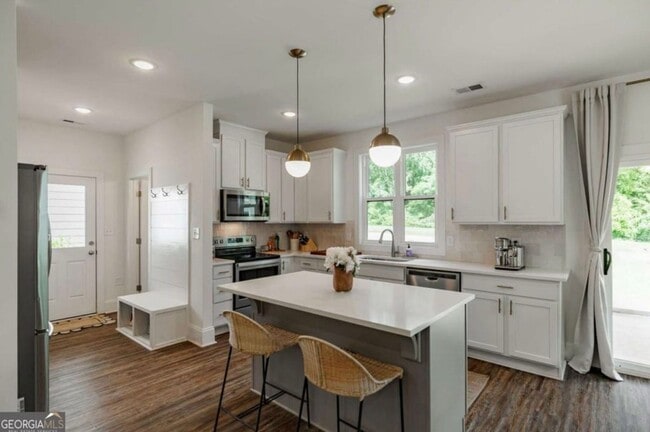 Building Photo - Modern Three Bedroom North Athens
