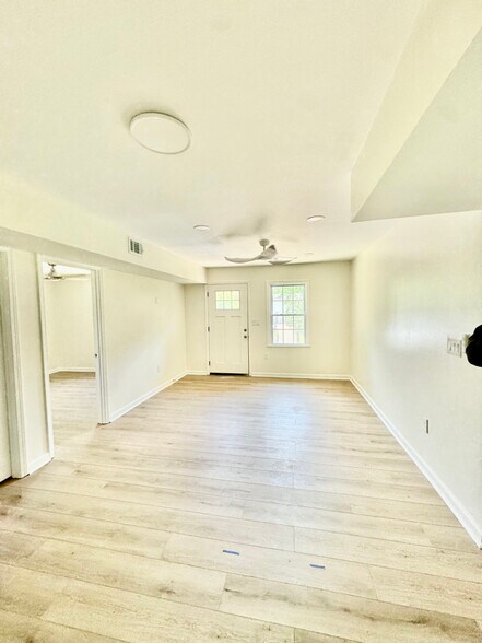 Building Photo - 680 Navarre Dr