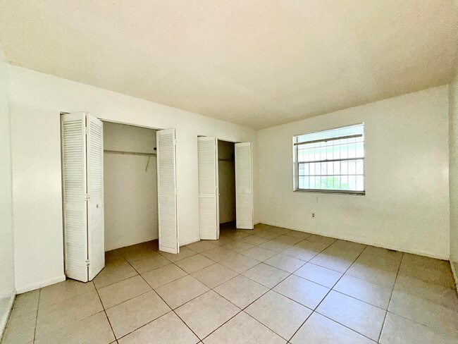 Building Photo - 800 NE 14th St