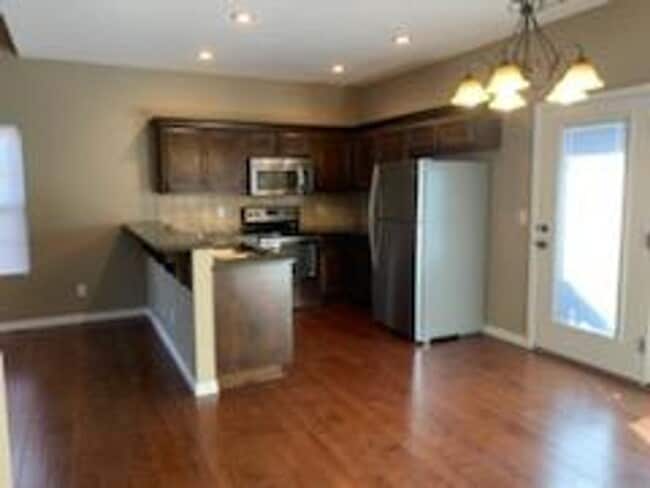 Building Photo - All Brick 3 bedroom 2.5 Bathrooms
