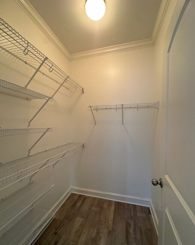 Building Photo - Gorgeous 4 Bedroom Home A Must See