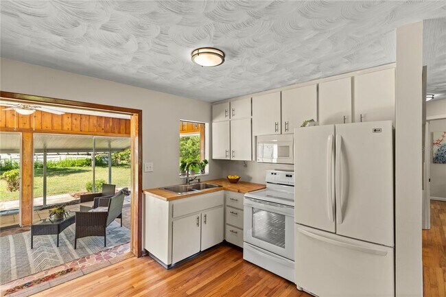 Building Photo - 5714 SW 196th Ave