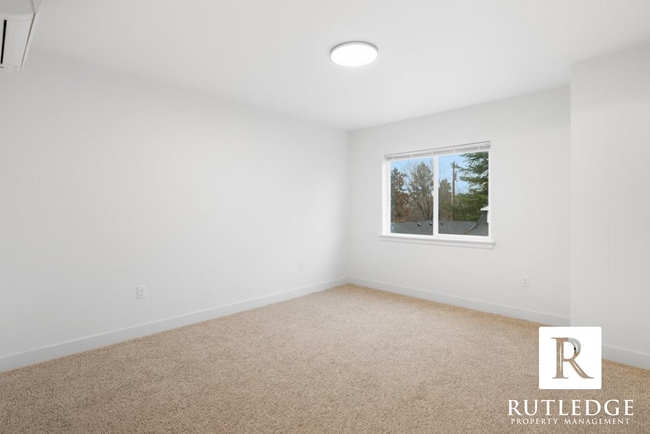 Building Photo - 565 G St