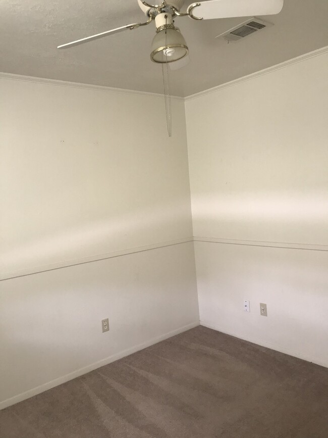 Building Photo - 3 Bedroom 2 Bath