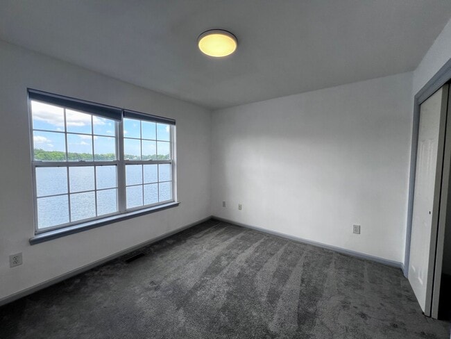 Building Photo - Charming Lakefront Townhome