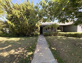 Building Photo - Charming 3BR/2BA Home in West Menlo Park