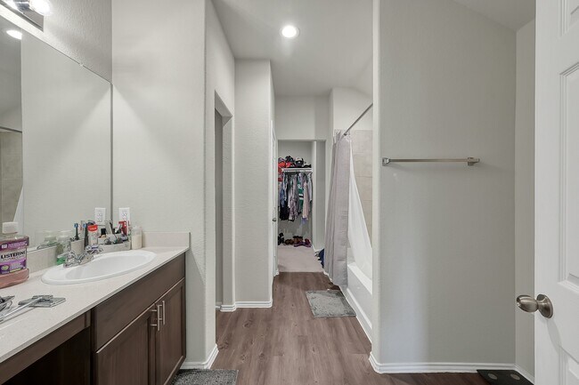 Building Photo - 15127 Willow Tree Ln