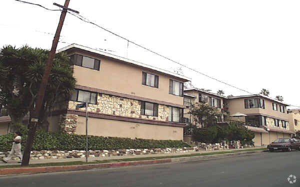 Primary Photo - 4425 Maplewood Ave