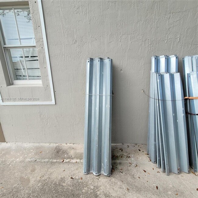 Building Photo - 1663 SE 27th Dr