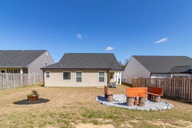 Building Photo - 4 Bedroom 2 Bath Canterbury Farms
