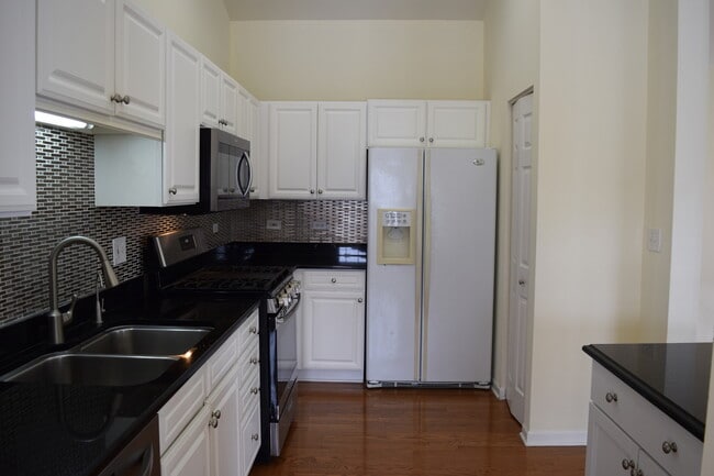 Building Photo - 857 Stuarts Dr