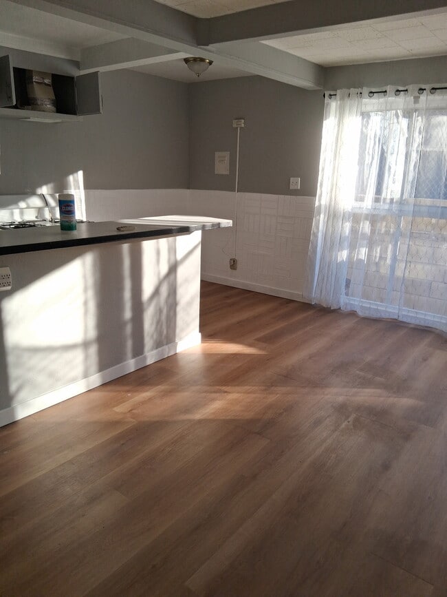 Building Photo - 1548 N Kingsley Dr