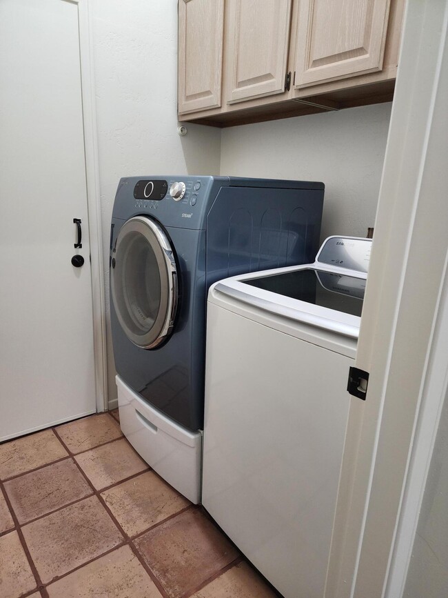 Building Photo - 54035 Avenida Martinez