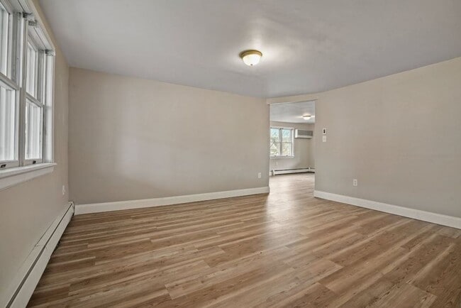 Building Photo - Newly Renovated 4-Bedroom House with Moder...