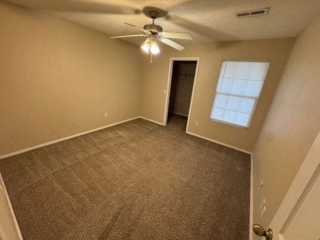 Building Photo - 2 bedroom -2 bathroom top floor apartment