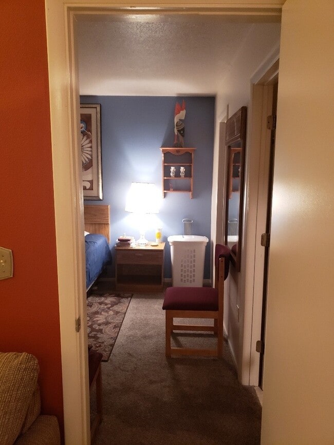 Building Photo - ** Smokey Lane 1 Bedroom 1 Bath Lower Leve...