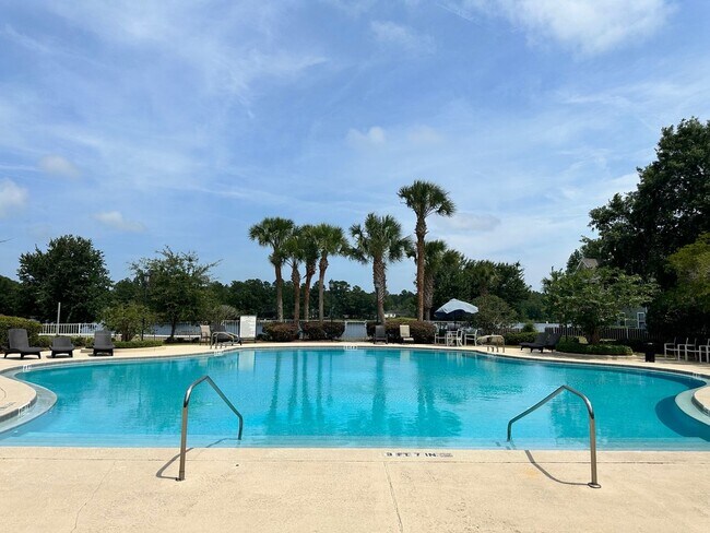 Building Photo - 2 Bed/2 Bath, Gated Community, Close to Sh...